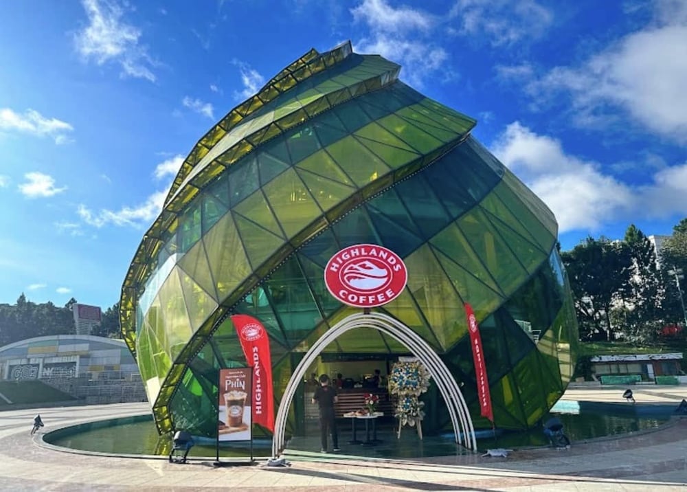 Quán Highland Coffee nằm bên trong nụ Atiso khổng lồ